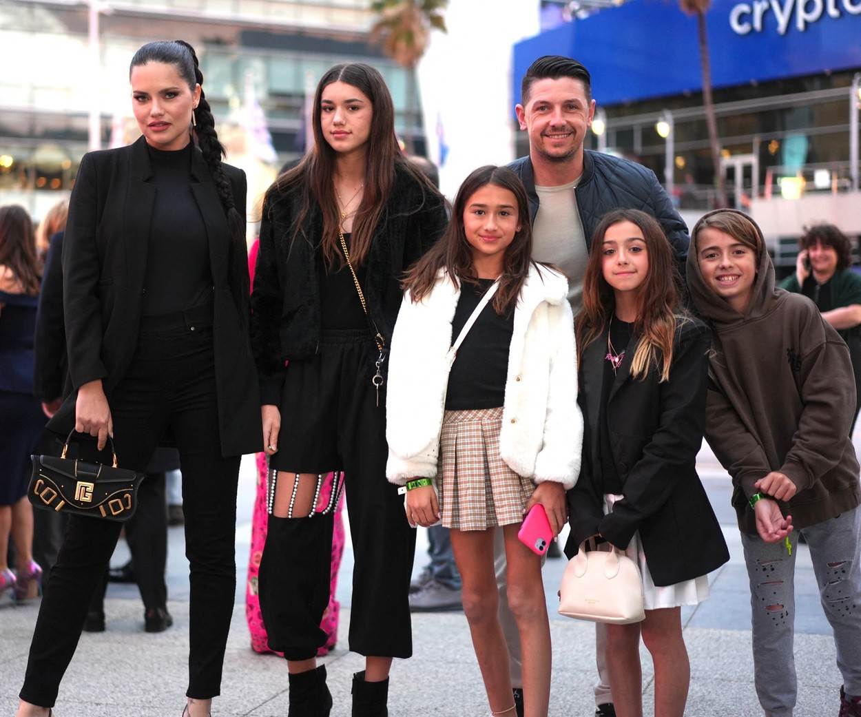  Adrijana se pojavila sa ćerkama u javnosti. 