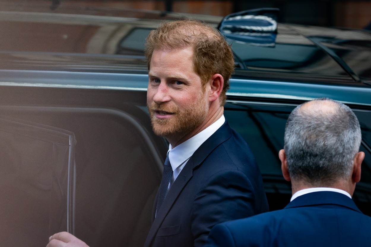  Princ Hari došao je u Britaniju da bi prisustvovao suđenju sa novinarima Daily Maila. 