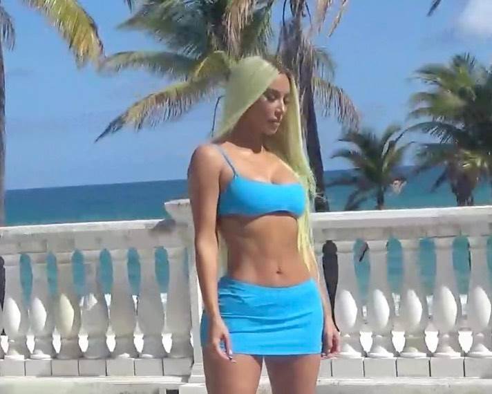 Kim Kardašijan je editovala fotografije da izgleda mršavije. Kim Kardašijan je editovala fotografije da izgleda mršavije.