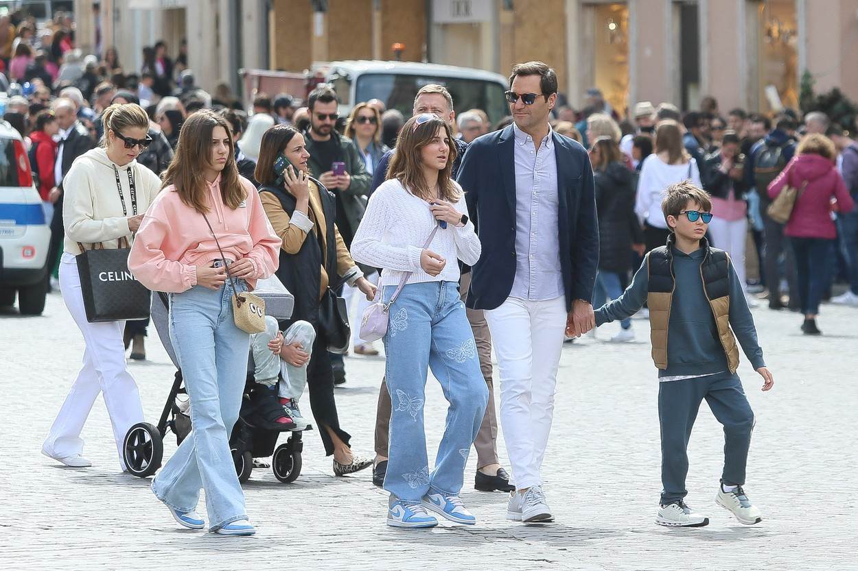 Rodžer Federer išao je u šoping sa decom i ženom. Rodžer Federer išao je u šoping sa decom i ženom.