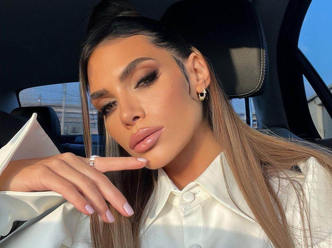  Angel Tatjana napravila je veliku promenu u frizuri u vidu zavesa šiški, a novim stilom pohvalila se na Instagramu. 