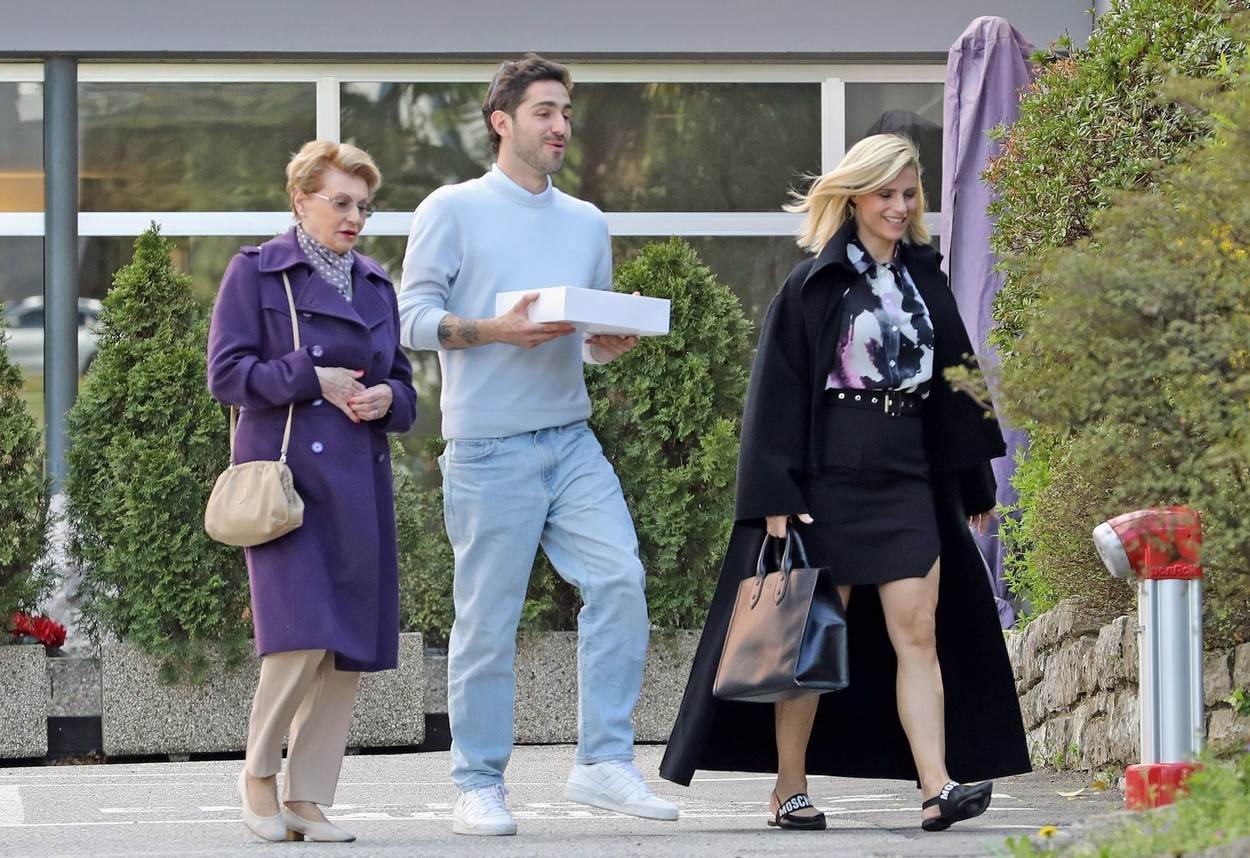 Mišel Hunciker najzgodnija baka ispred porodilišta. Mišel Hunciker najzgodnija baka ispred porodilišta.
