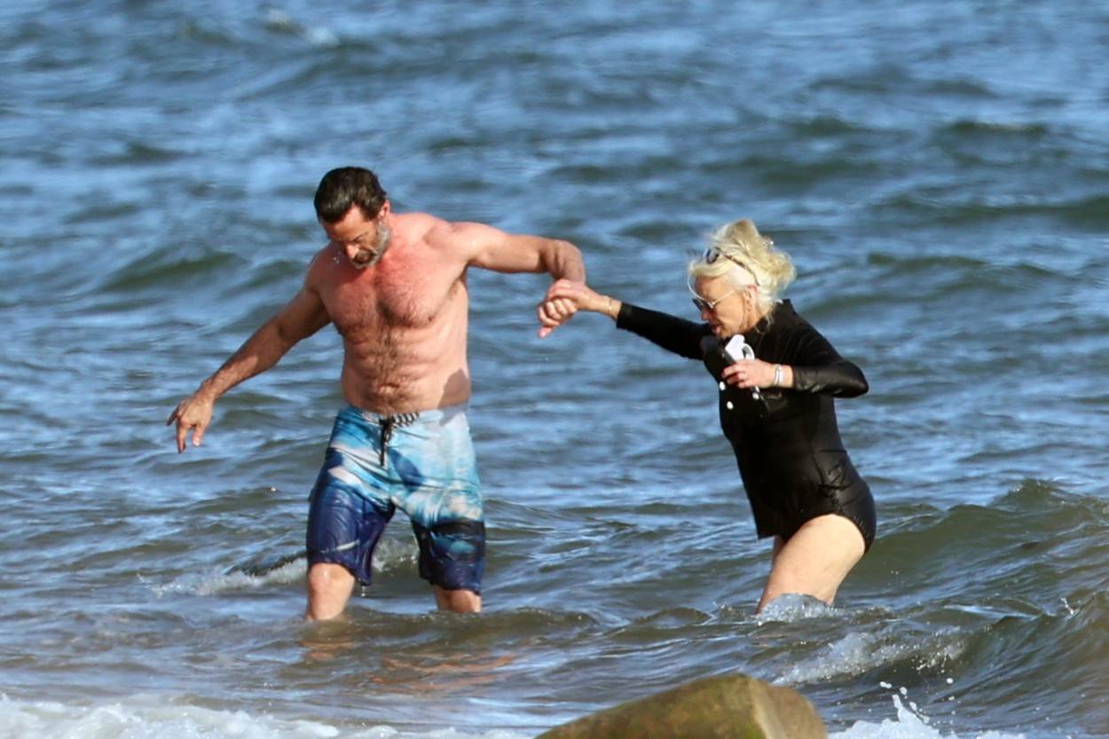  Hju Džekmen uživao je sa ženom na plaži. 