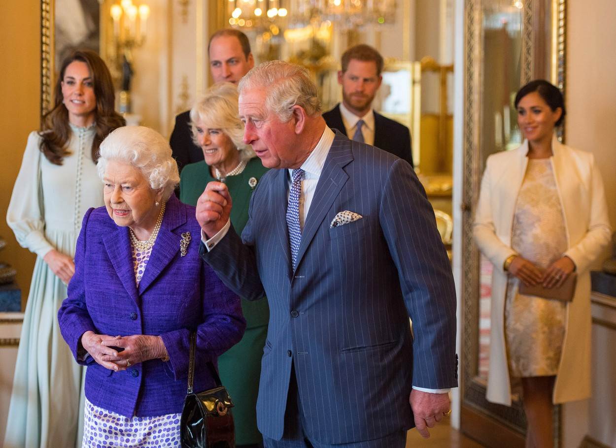  Princ Čarls je govorio za kraljicu Elizabetu II da je distancirana i hladna. 