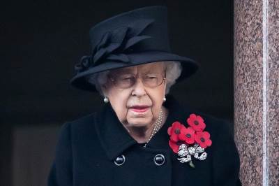 Na internetu se proširila teorija da je britanska kraljica Elizabeta mrtva, a da kraljevska palata to vešto skriva. 