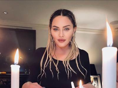 Madona ne prestaje da šokira javnosti svojim izgledom koji je potpuno drugačiji na Instagramu i na paparaco fotkama. Madona ne prestaje da šokira javnosti svojim izgledom koji je potpuno drugačiji na Instagramu i na paparaco fotkama.