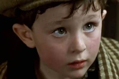 Ris Tompson tumačio je lik siromašmnog dečaka u filmu Titanik koji umire zagrljen sa sestrom na spavanju 