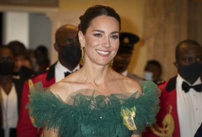 Kejt Midlton oduševila je raskošnom zelenom haljinom koju je ponela na svečanoj večeri na Bahamima. 