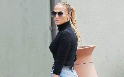 Dženifer Lopez nosi pantalone sa tregerima kakve su bile popularne 90-ih. 