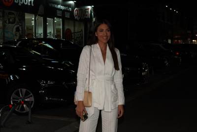 Anastasija Ražnatović u belom odelu 