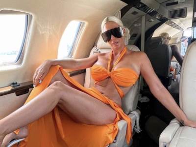 Jelena Karleuša fotografisala se u moćnom narandžastom kompletu sa trakicama i još jednom dokazala da je kraljica stila. 