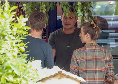 Zak Efron konačno je odgovorio na spekulacije da se podvrgao estetskim operacijama i otkrio pravu istinu svog deformisanog lica. 