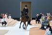 Šarlot Kaziragi otvorila Chanel reviju na konju na Nedelji mode u Parizu.