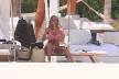 Džesika Alba uhvaćena kako uživa na plaži u pink kupaćem.
