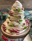 Pavlova torta u obliku božićne jelke