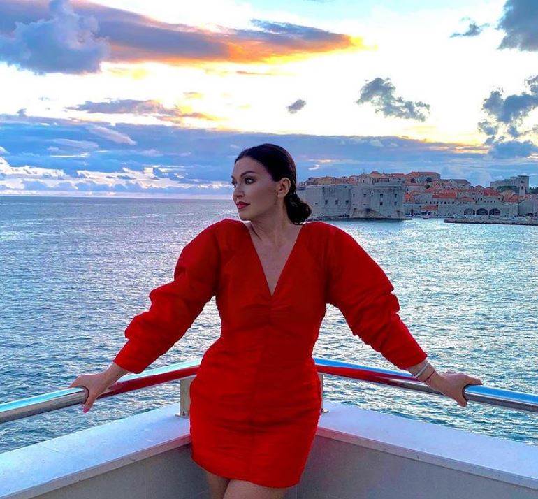 Nina Badić u mini haljini od pliša