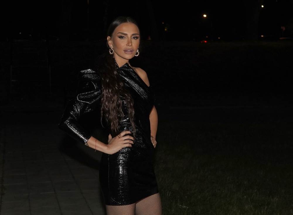 emina jahovic crna haljina
