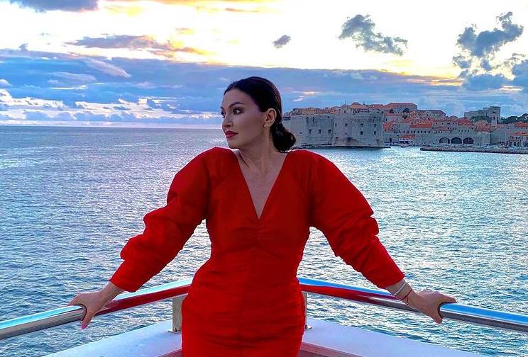 Nina Badrić u pink haljini