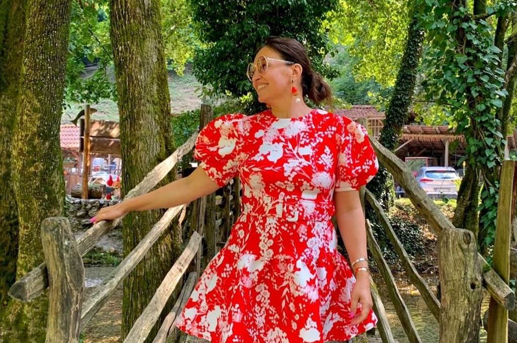 Nina Badić u mini haljini od pliša