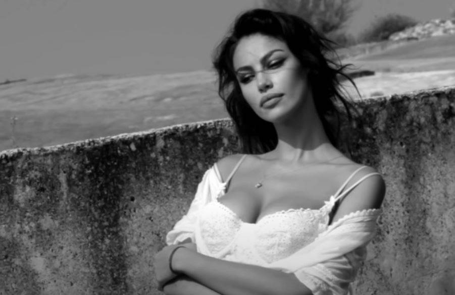Madalina u odelu srpske manekenke