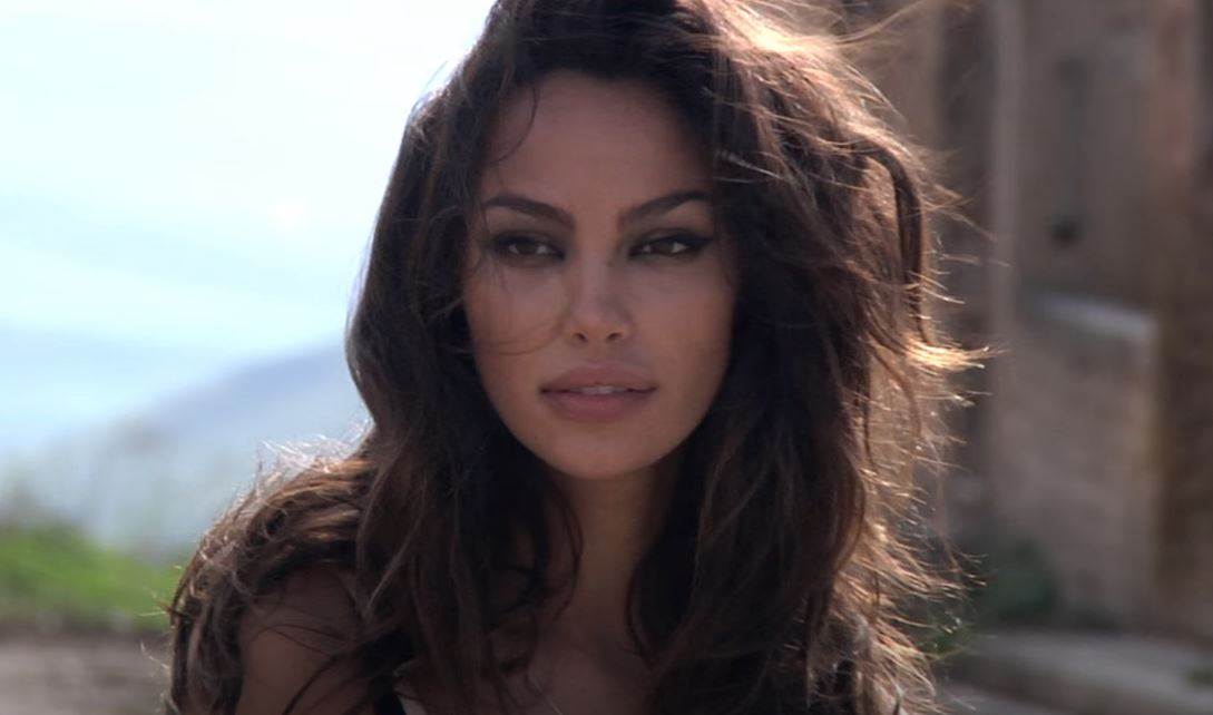 Madalina u odelu srpske manekenke