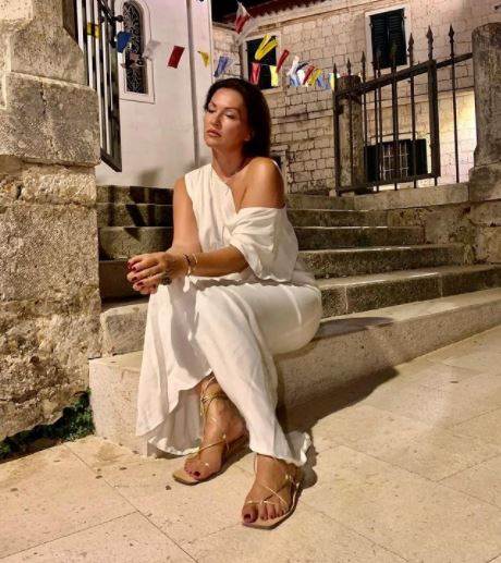 Nina Badić u mini haljini od pliša