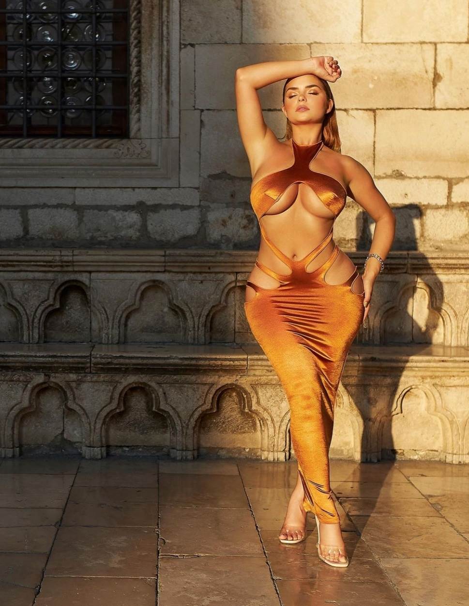 Jelena Karleuša u kompletu sa trakicama