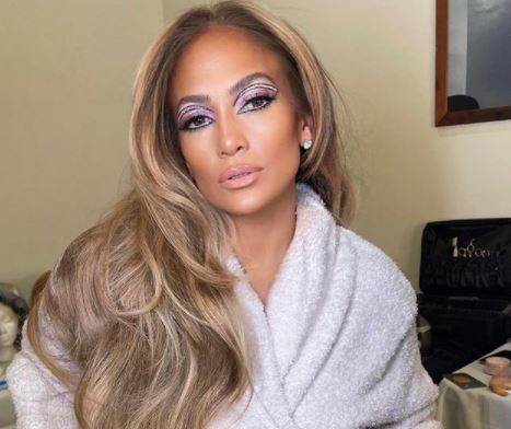 Dženifer Lopez isprobala je cut crease tehniku na očima u kombinaciji sa nude karminom.