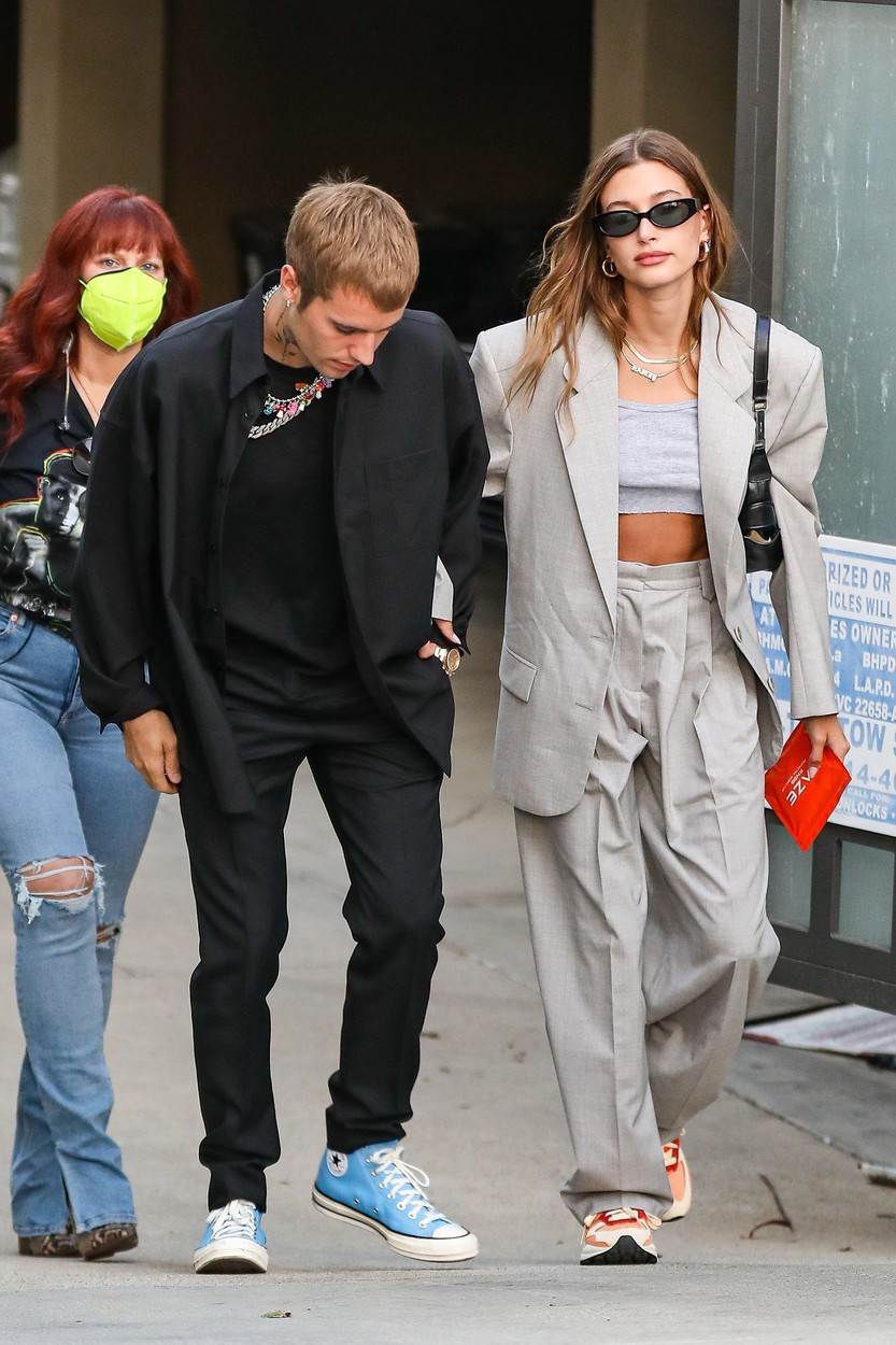 Hejli Biber pantalone širokih nogavica kombinuje sa crop top majicom i patikama.
