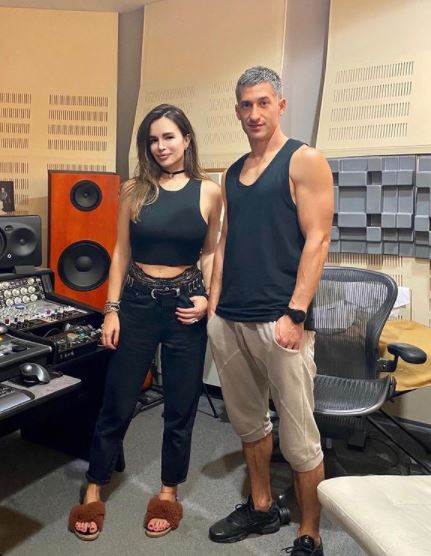 Severina u providnom kompletu