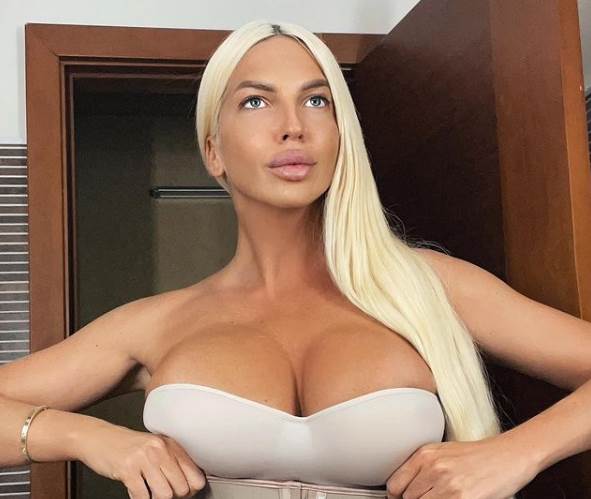 Jelena Karleuša u šljaštećoj kombinaciji u Parizu