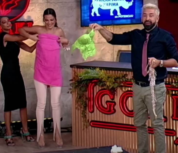 Milica Pavlović u emisiji ogrnuta peškirom