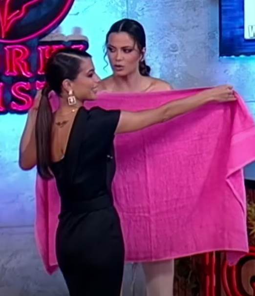Milica Pavlović u emisiji ogrnuta peškirom
