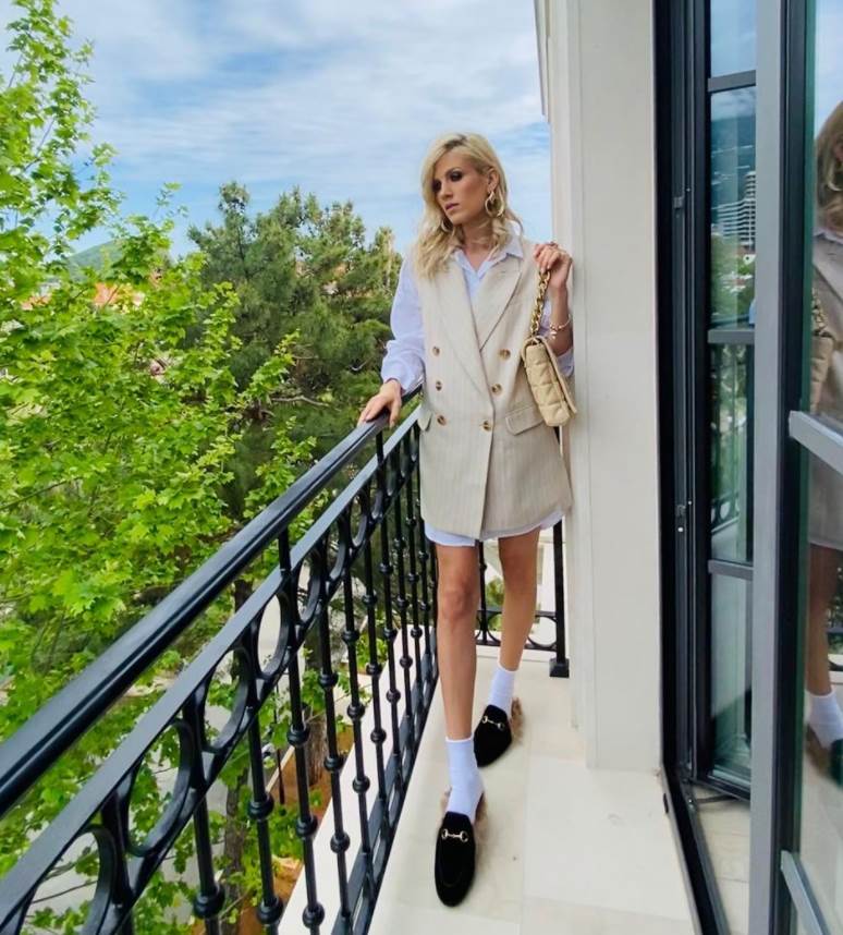 Nevena Božović ponela sako sa kapuljačom.