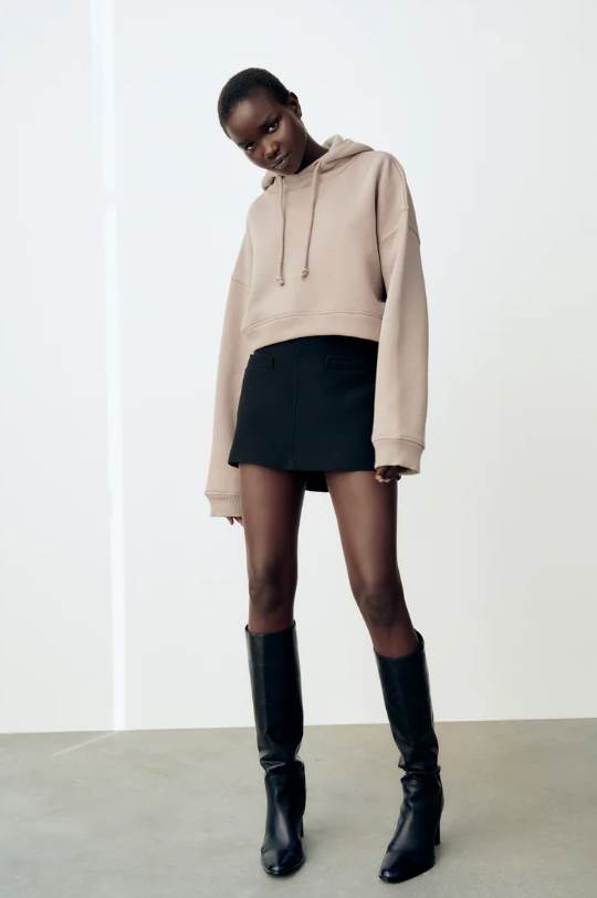 Zara duks u krem boji i kapuljačom je odličan izbor za sve koji neguju jednostavan stil.