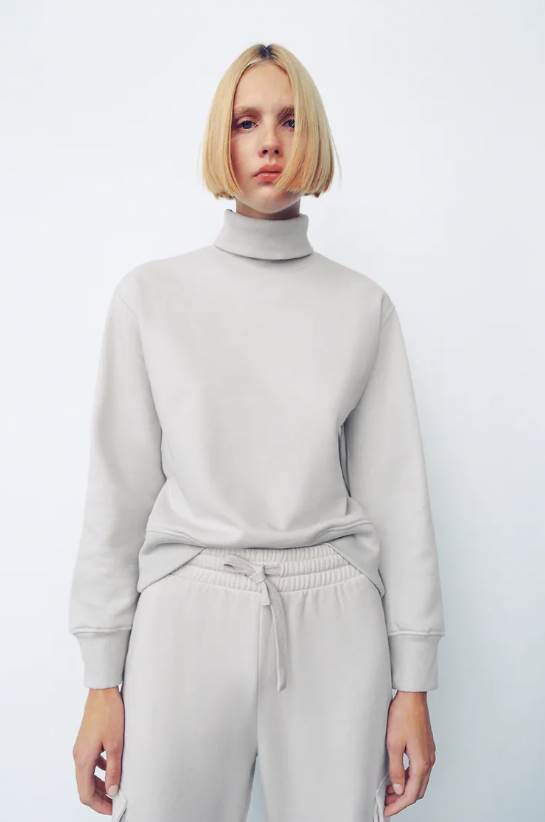 Zara duks u sivoj boji sa rolkom je odličan izbor za sve koji neguju jednostavan stil.