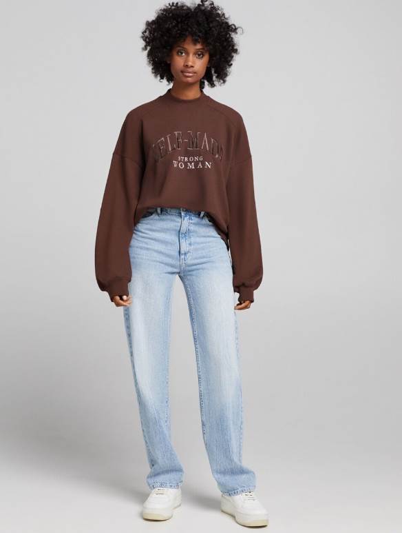 Bershka duks u braon boji se sjajno kombinuje uz farmerke.