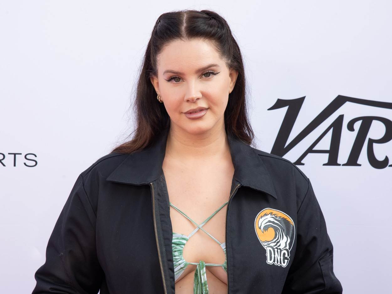 Lana Del Rej se na dodeli prestižne nagrade pojavila u modnoj kombinaciji koju su mnogi opisali kao promašaj.