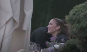 Dženifer Lopez nosi ogrlicu sa Benovim imenom
