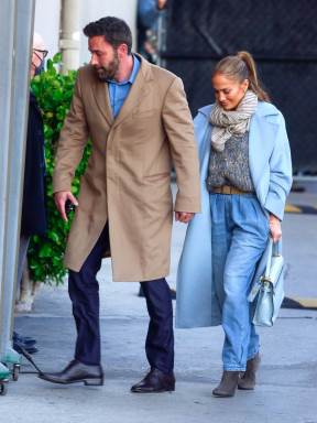 Dženifer Lopez i Ben Aflek u modernim izdanjima zajedno šetaju držeći se za ruke.