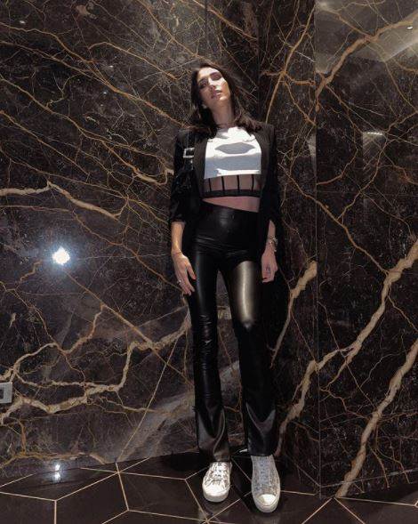 Model kožnih pantalona koje je izabrala Jelisaveta Orašanin nisu za svakoga.