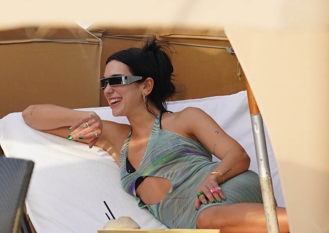 Dua Lipa nosi papuče koje su bile hit 90-ih godina.