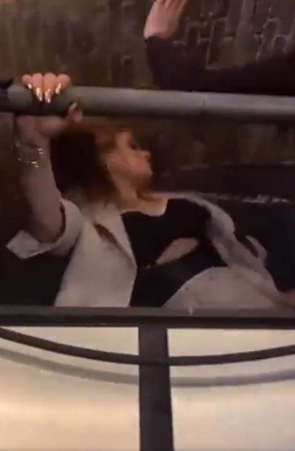 Adel izvodi striptiz.