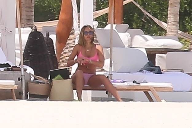 Džesika Alba uhvaćena kako uživa na plaži u pink kupaćem.