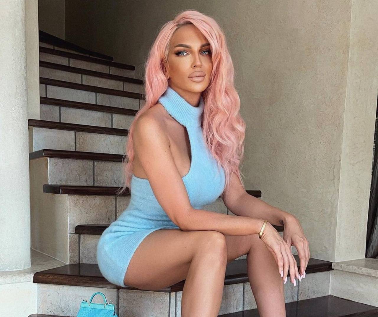 Jelena Karleuša pozirala je u vanvremenskoj kreaciji, a posebnu pažnju privukle su naočari koje ne može svako da ima.