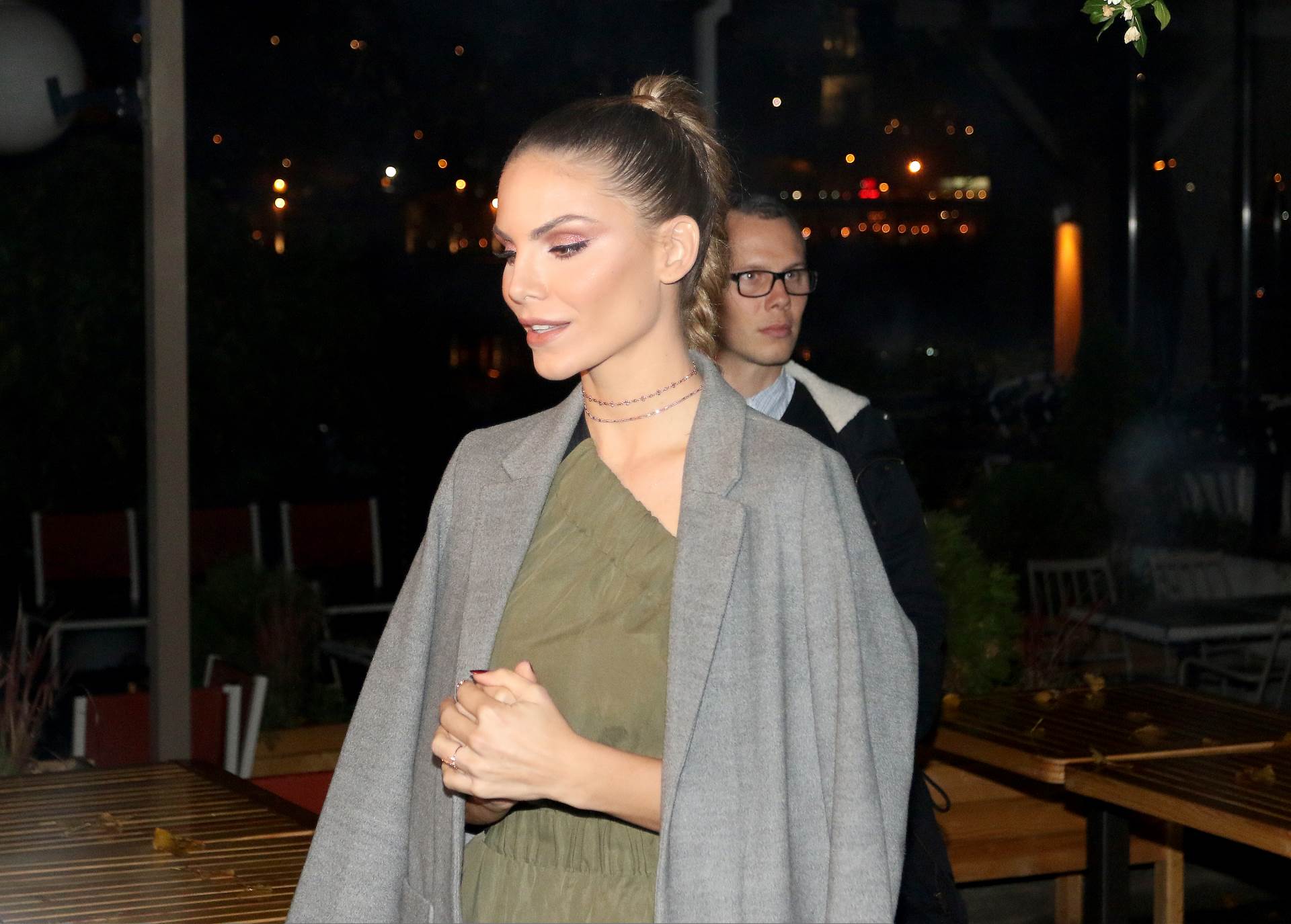Nina Seničar pojavila se u društvu supruga na svečanosti gde je princu Hariju i Megan Markl bio zabranjen ulaz.