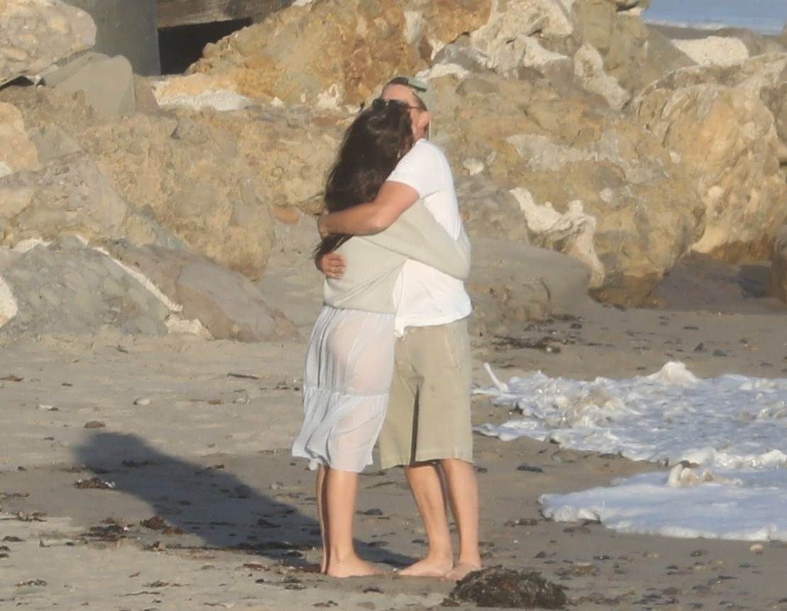 Leonarda Dikaprija uhvatili su paparaci prilikom romantične šetnje plažom, a društvo mu je pravila niko drugi do Kamila Morone.
