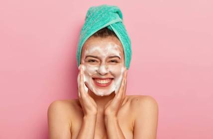 Detoksikacijom lica pomažemo koži da se iščisti od svih toksina, masnoća, prljavštine i ostataka šminke koji začepljuju pore.