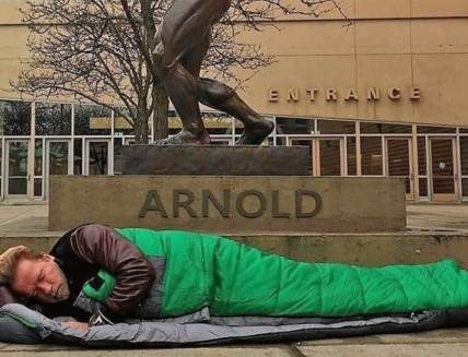 arnold-svarceneger-spavanje-klupa-statua-hotel-glumac-fotografija