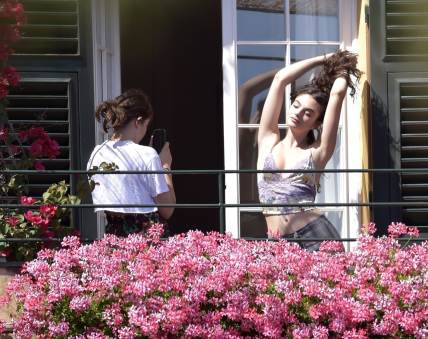 leoni je fotografisala devu na balkonu hotela u portofinu